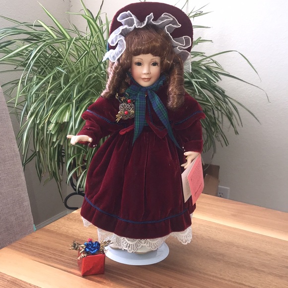 NIB Paradise Galaries of the World’s Finest Porcelain Dolls NOELLE - Picture 14 of 14